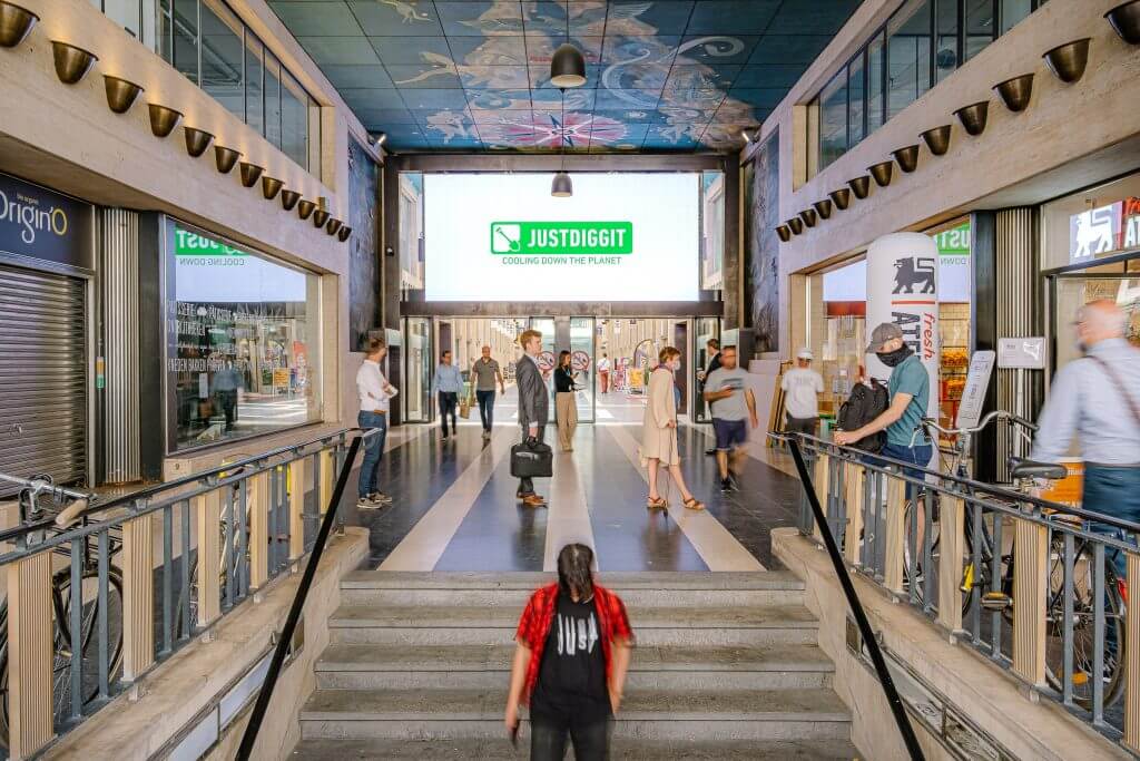 1_Belgium_Work_What we do_Justdiggit_campaign_OOH_Belgium_billboard_2020_blowUP_wk25_Brussel_GallRavenstein_WEB-1