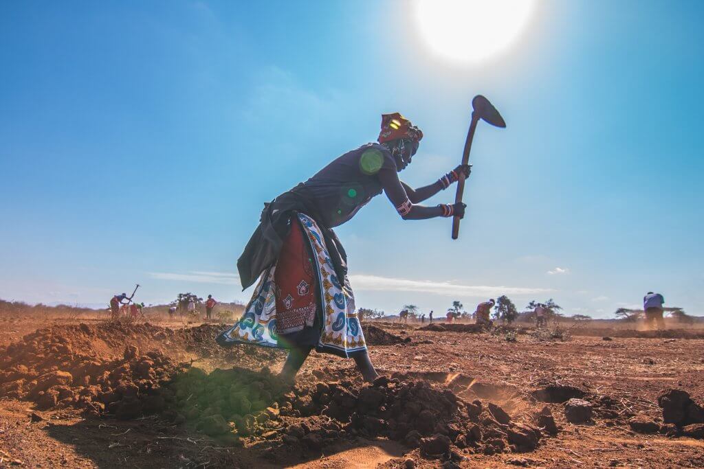 woman digging bunds kenya