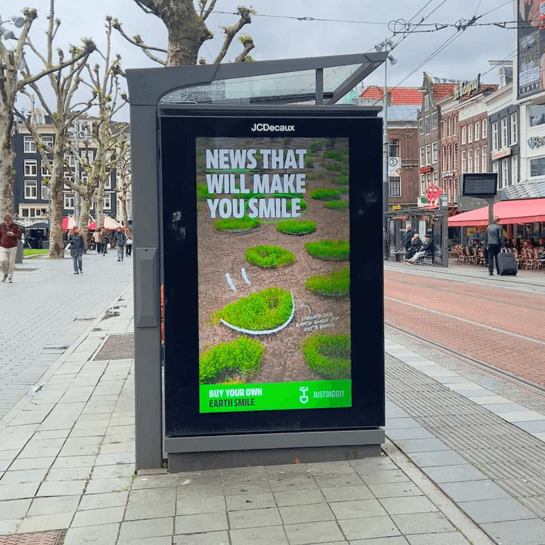 News that will make you smile screen in Amsterdam